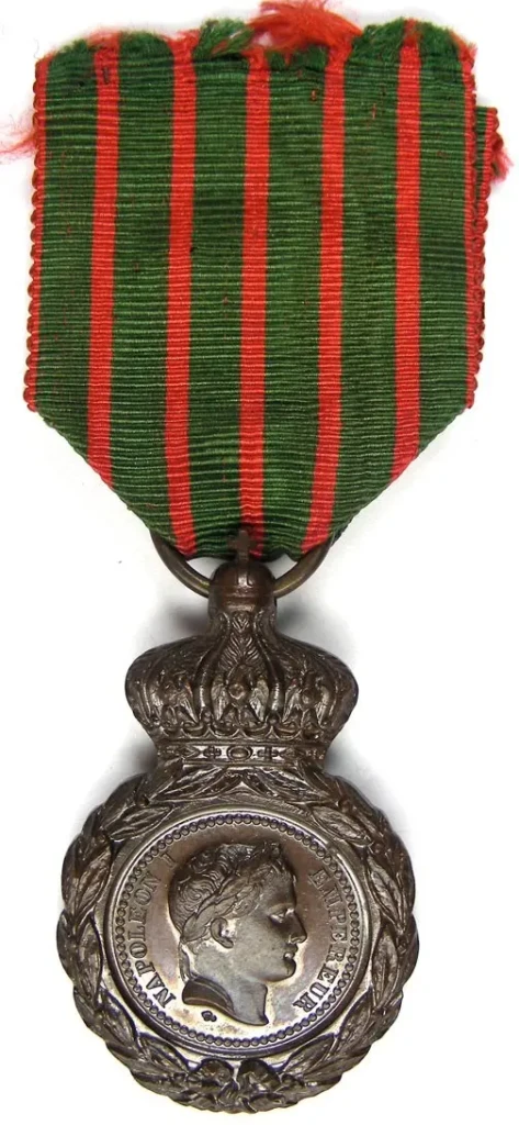 Médaille de Sainte-Hélène de 1857, avers, avec ruban vert rayé de rouge