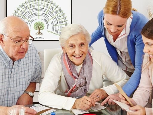 Impliquer votre famille, réunie autour d'une table pour des activités généalogiques, avec un arbre généalogique affiché en arrière-plan.
